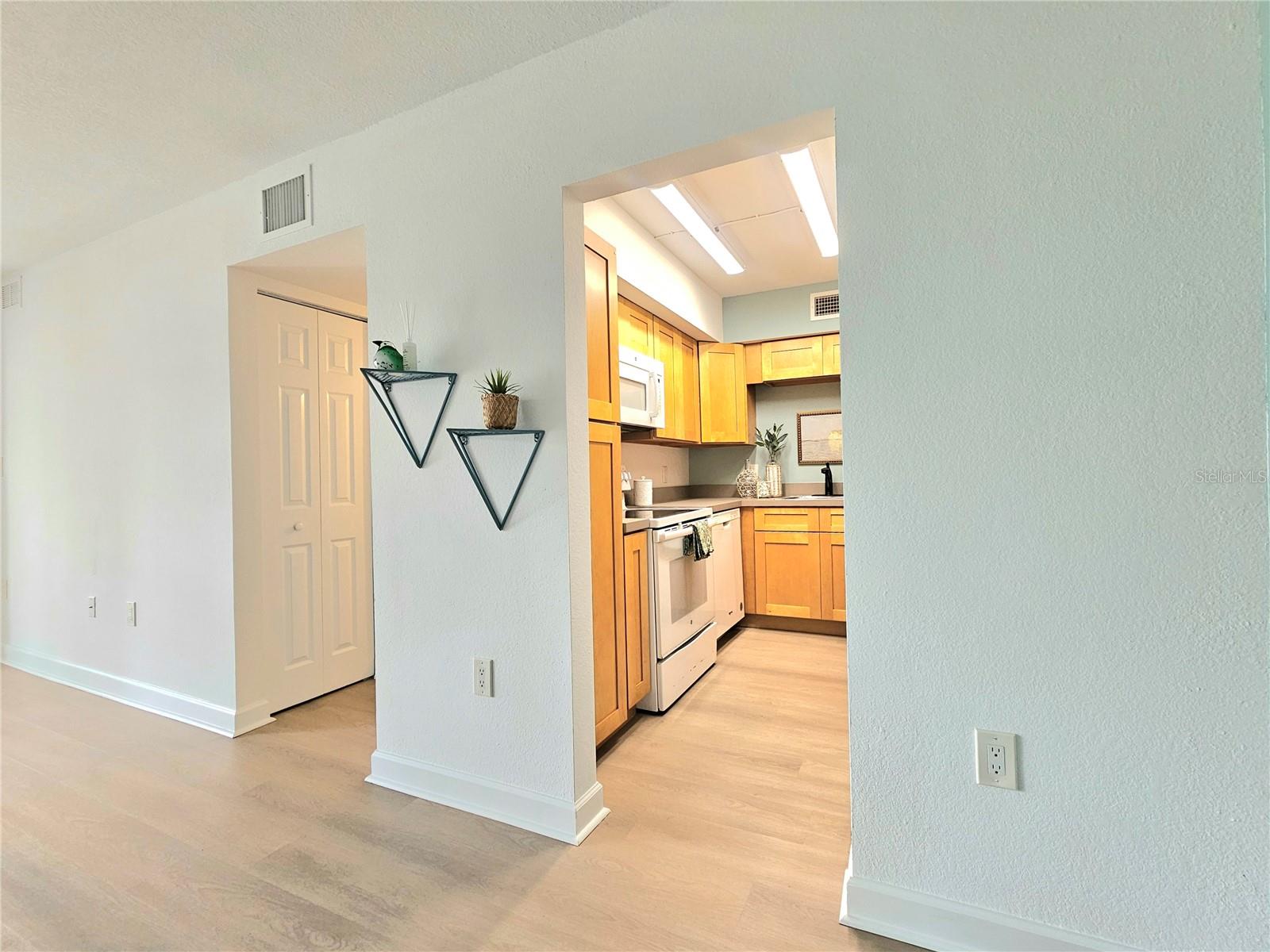Image 4 of 23 For 21267 Gertrude Avenue 114