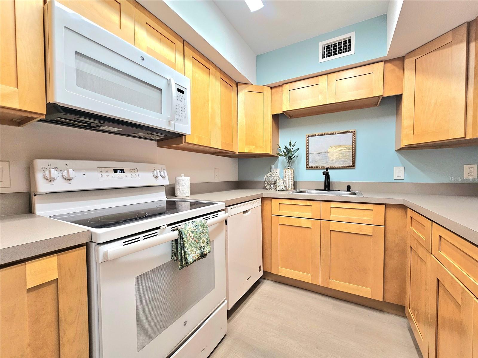 Image 5 of 23 For 21267 Gertrude Avenue 114
