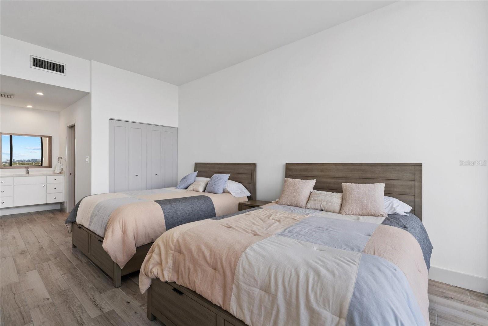 Image 17 of 34 For 5400 Ocean Boulevard 17-04