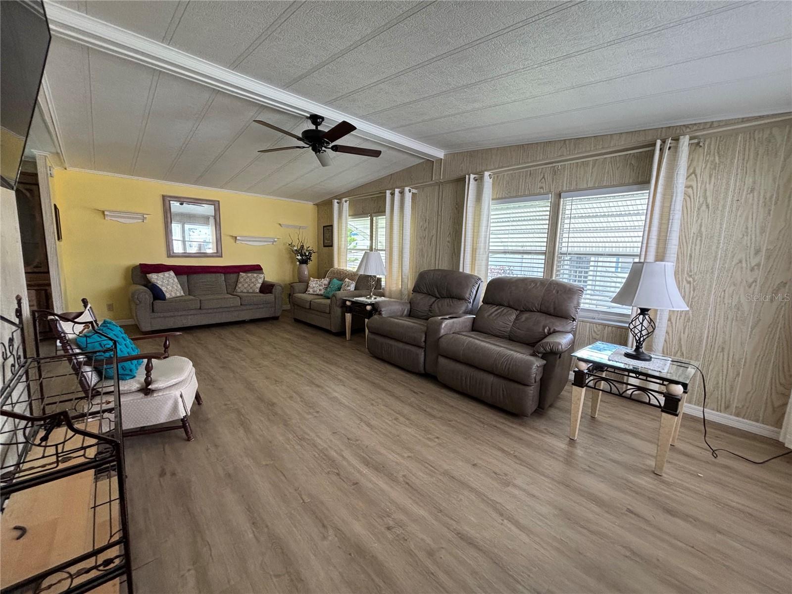 Image 11 of 27 For 5619 Bayshore Road 469