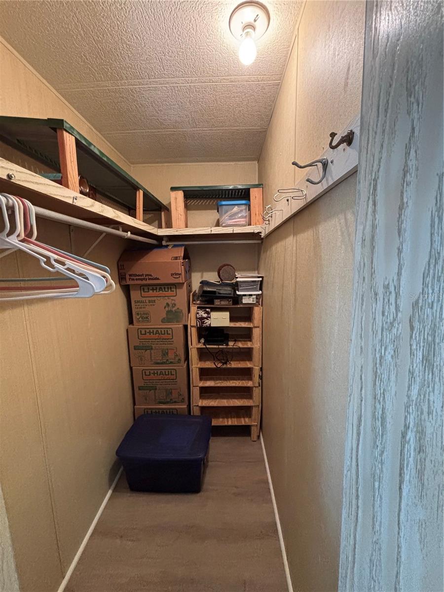 Image 16 of 27 For 5619 Bayshore Road 469