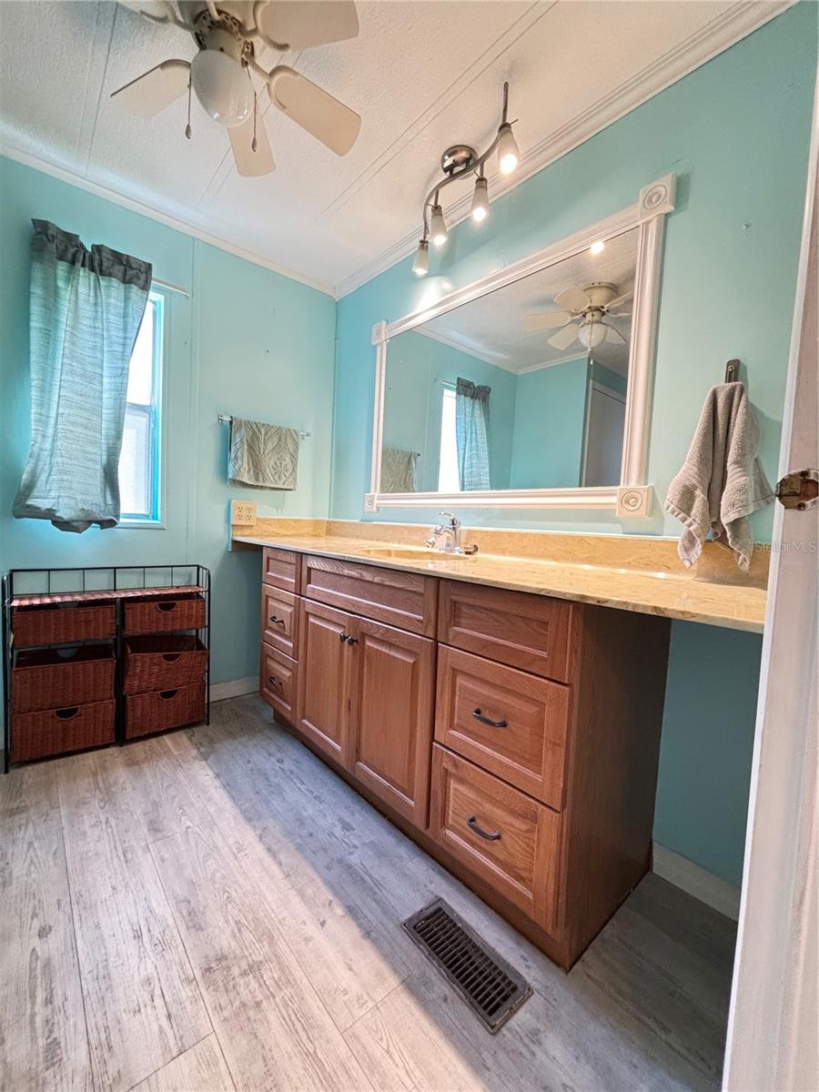 Image 19 of 27 For 5619 Bayshore Road 469