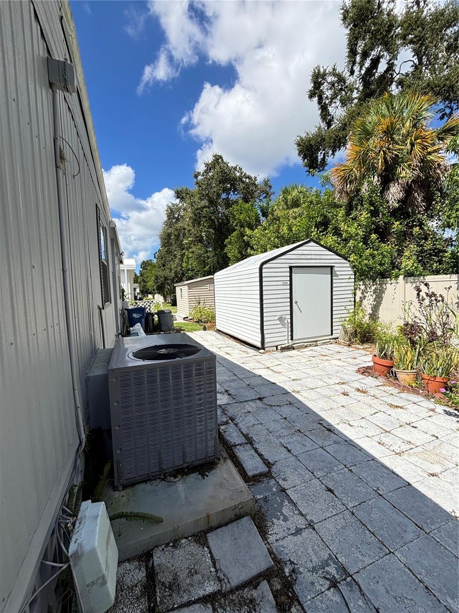 Image 24 of 27 For 5619 Bayshore Road 469