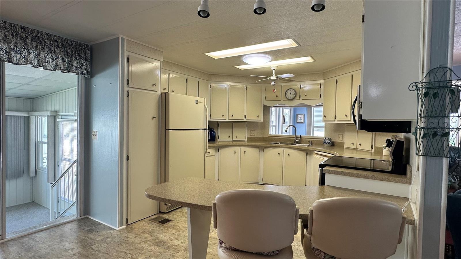 Image 17 of 44 For 5619 Bayshore Road 163