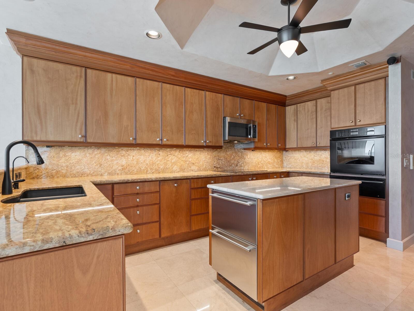 Image 14 of 50 For 655 Longboat Club Road 16b