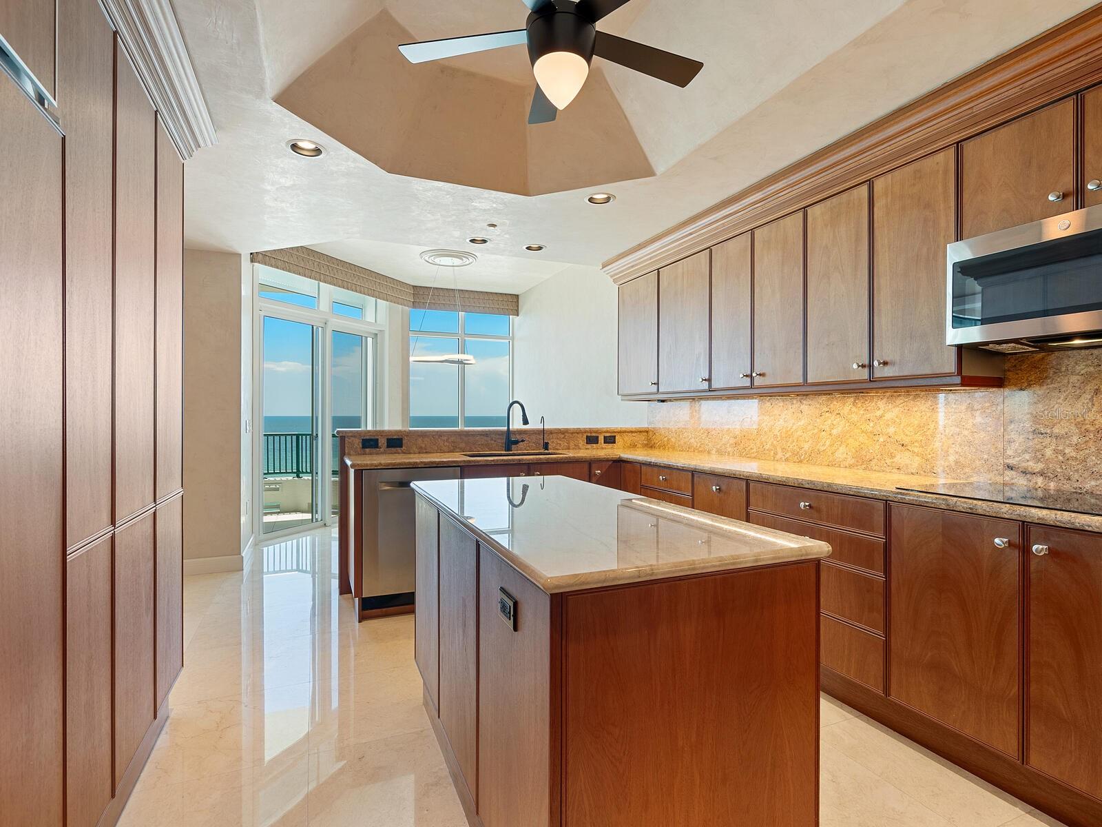 Image 15 of 50 For 655 Longboat Club Road 16b
