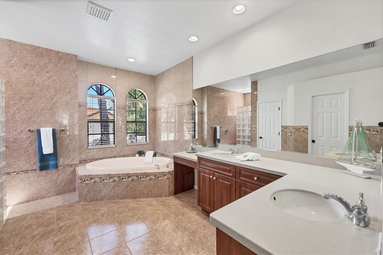 Image 18 of 37 For 6255 Aventura Drive