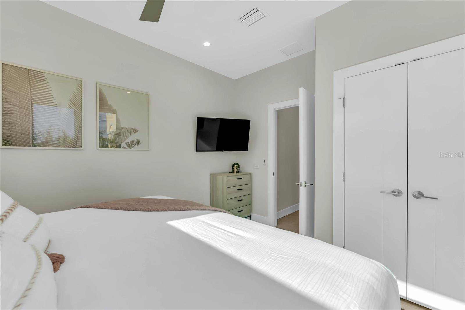 Image 32 of 69 For 329 Beach Road B