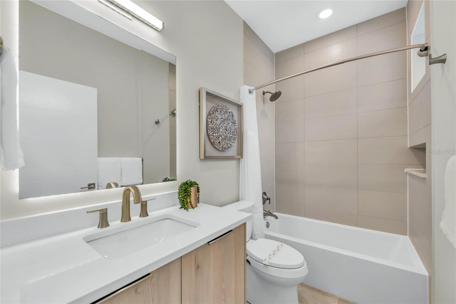 Image 33 of 69 For 329 Beach Road B