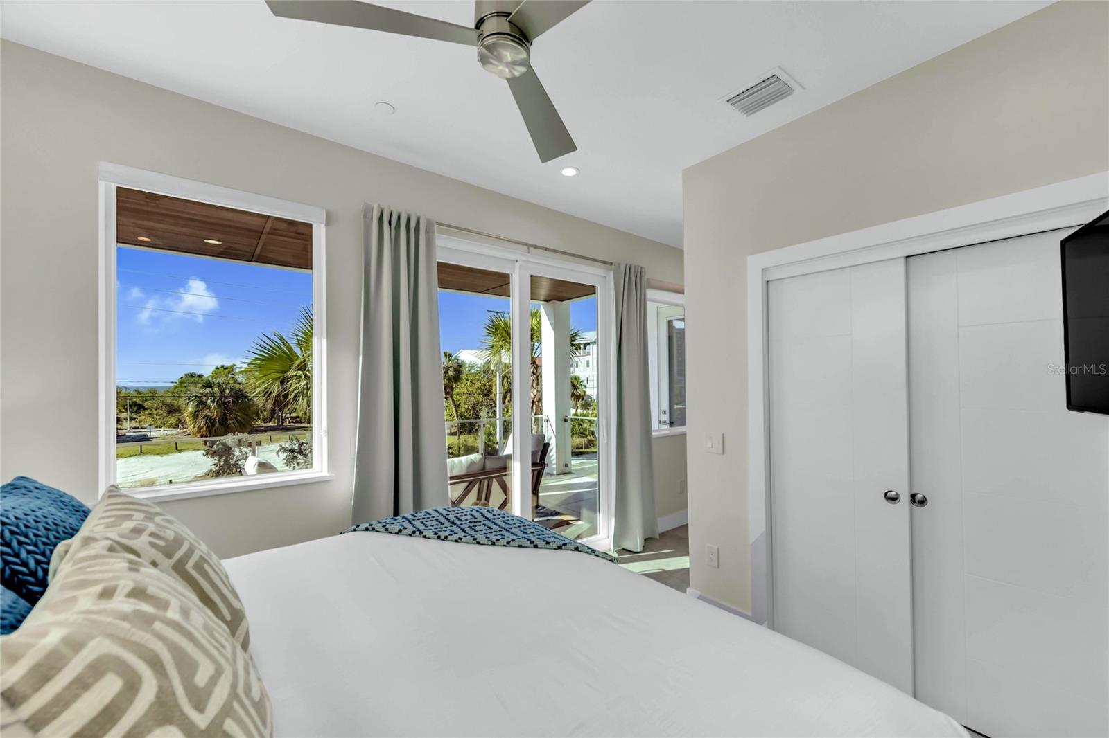 Image 42 of 69 For 329 Beach Road B