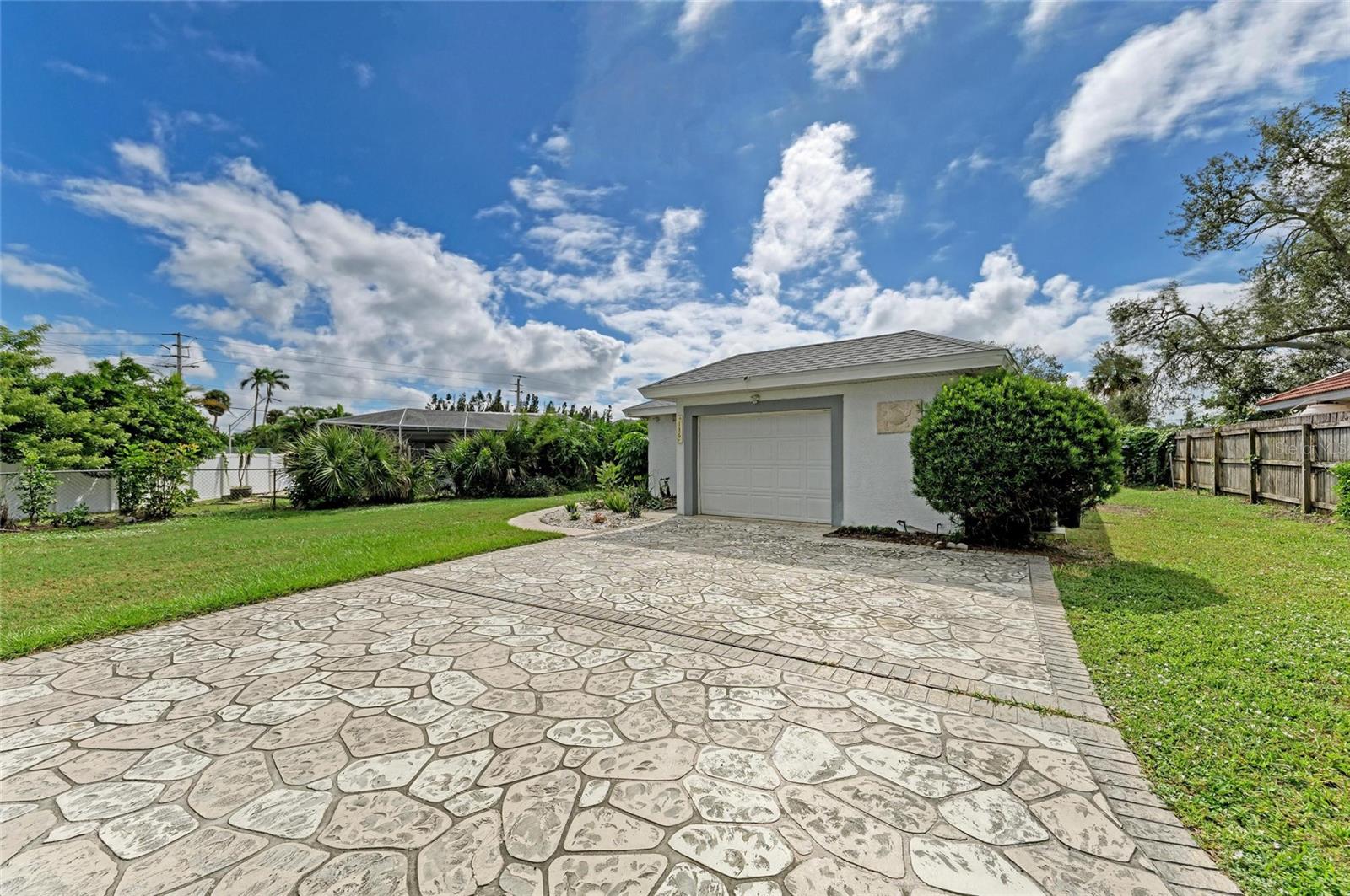 Image 16 of 99 For 136 Bayview Drive