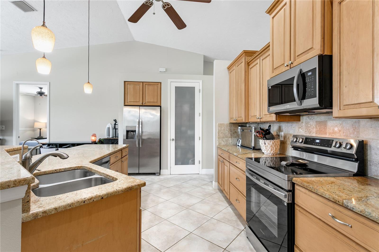 Image 4 of 19 For 601 Hamlin Street