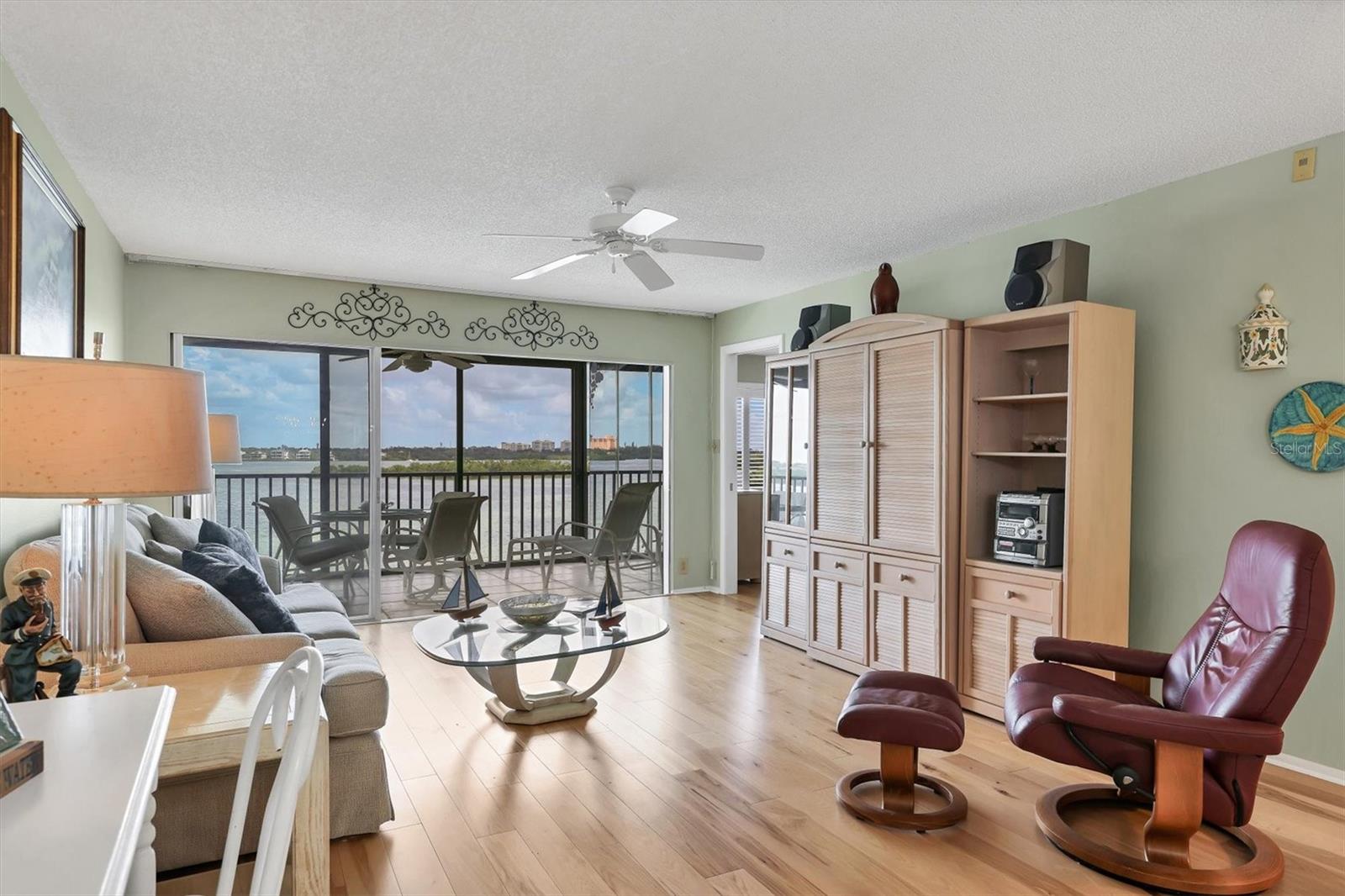 Image 11 of 53 For 9011 Midnight Pass Road 426