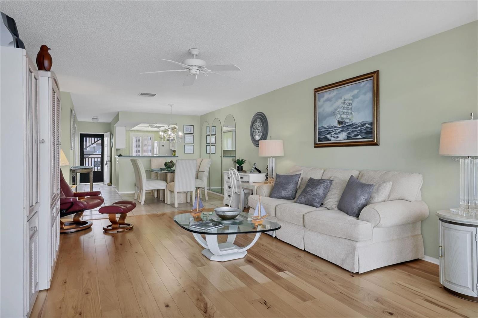 Image 13 of 53 For 9011 Midnight Pass Road 426