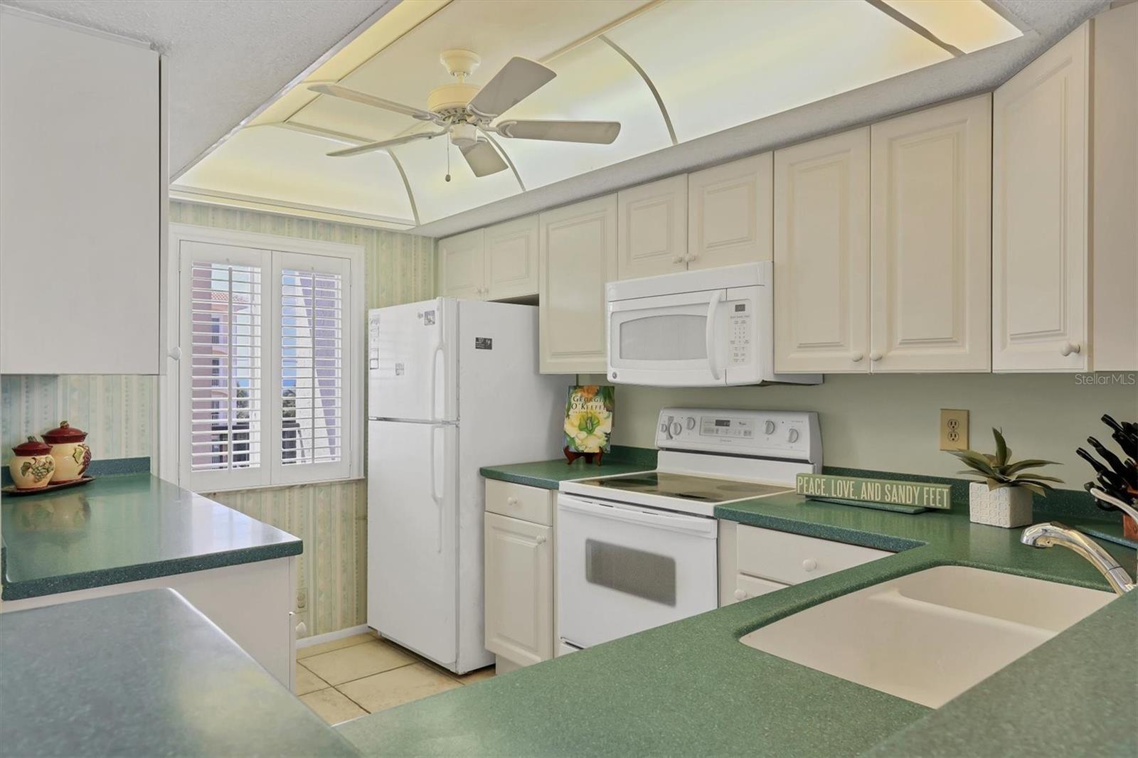 Image 14 of 53 For 9011 Midnight Pass Road 426