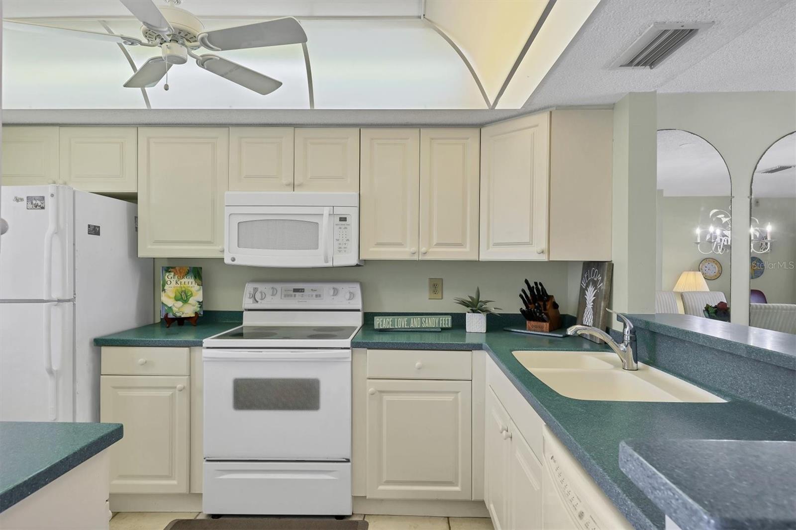 Image 15 of 53 For 9011 Midnight Pass Road 426