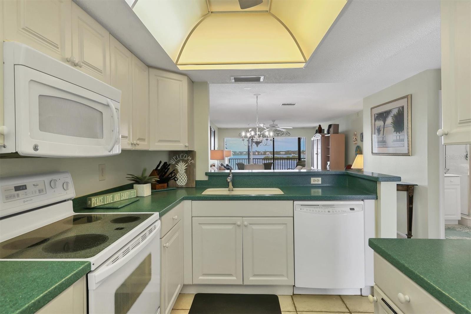 Image 16 of 53 For 9011 Midnight Pass Road 426