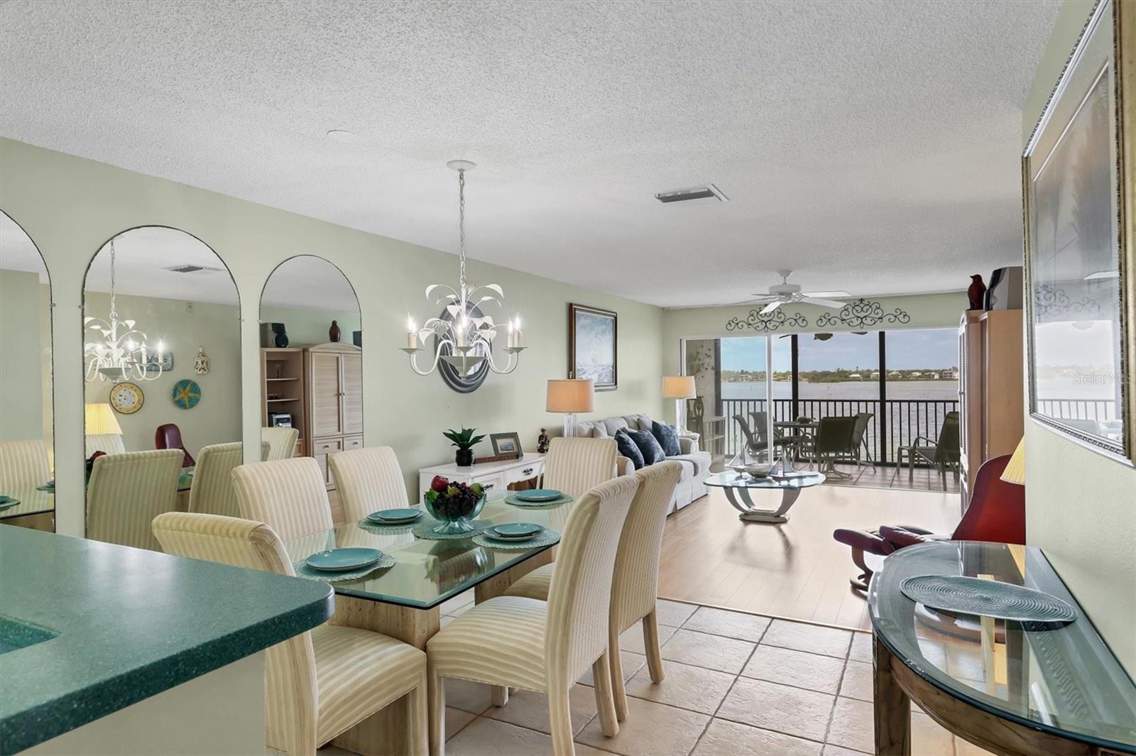 Image 19 of 53 For 9011 Midnight Pass Road 426