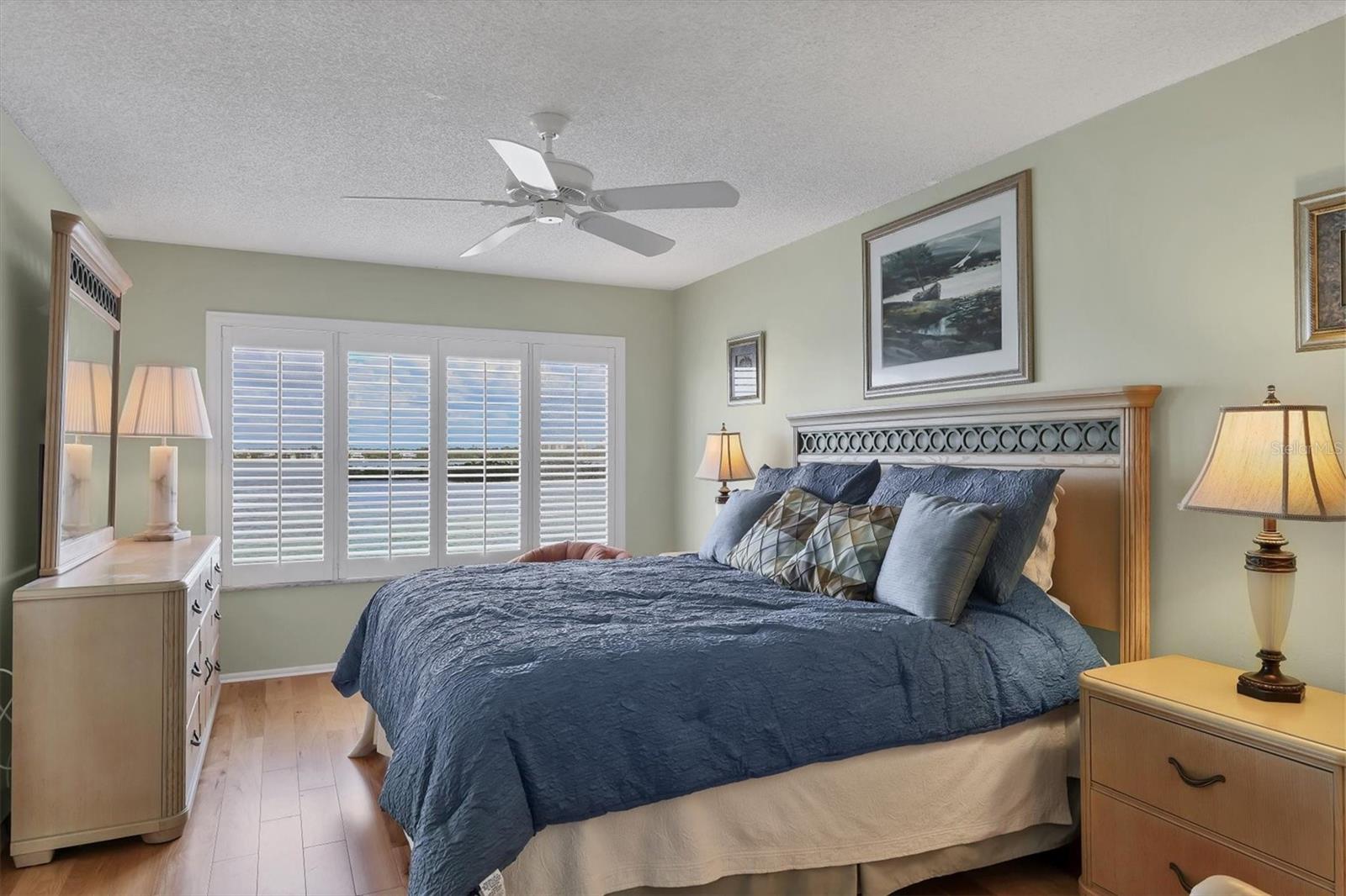 Image 20 of 53 For 9011 Midnight Pass Road 426