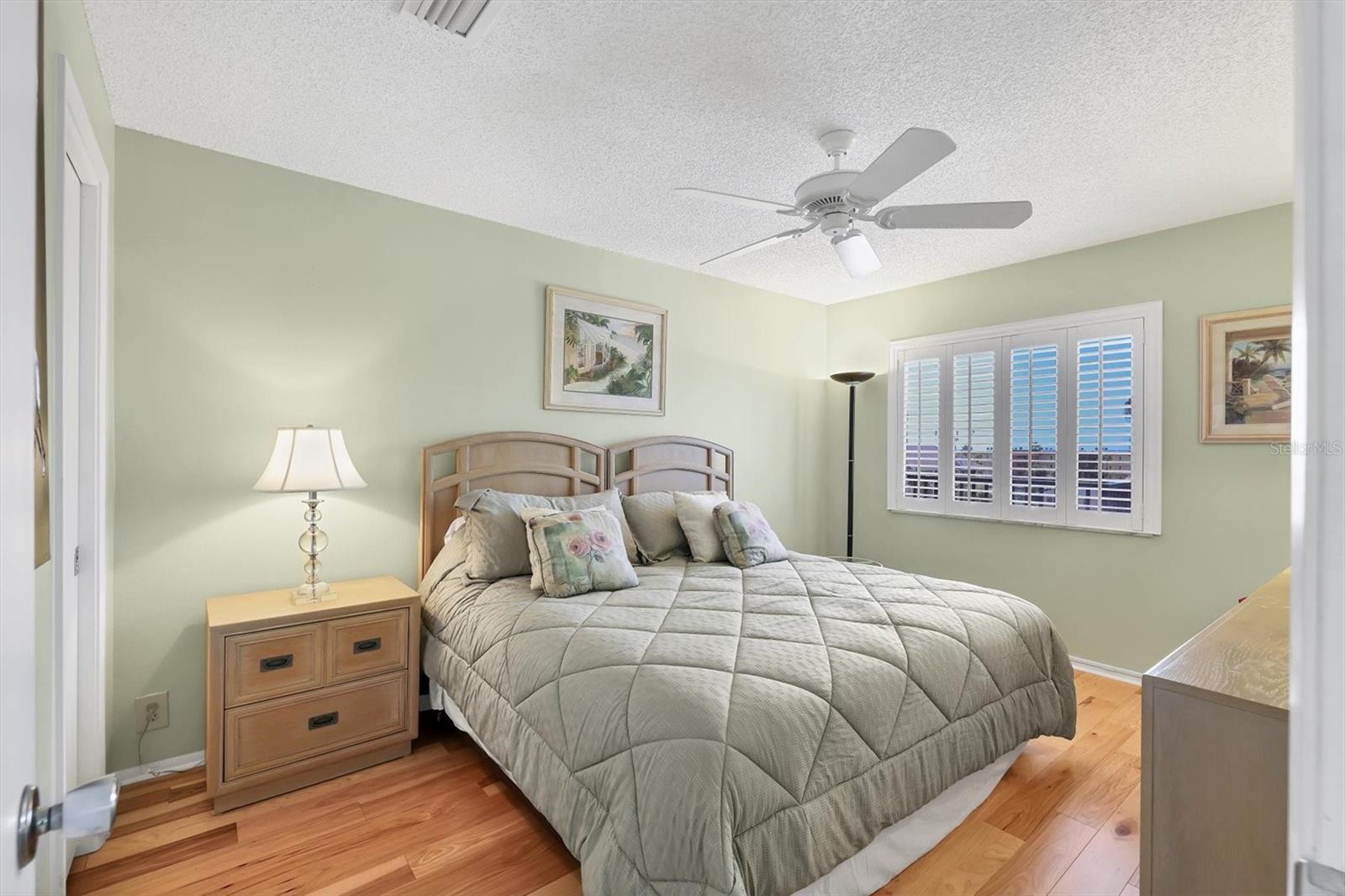 Image 24 of 53 For 9011 Midnight Pass Road 426