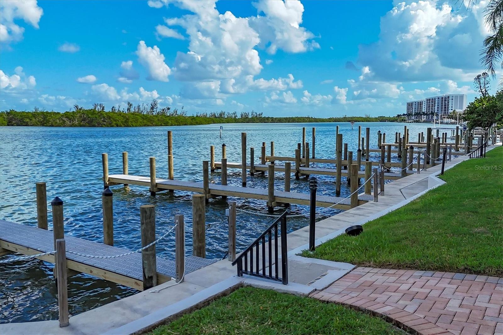 Image 31 of 53 For 9011 Midnight Pass Road 426