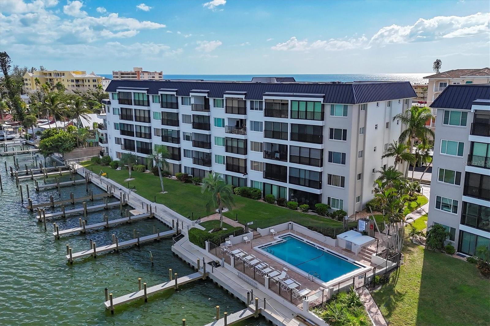 Image 32 of 53 For 9011 Midnight Pass Road 426