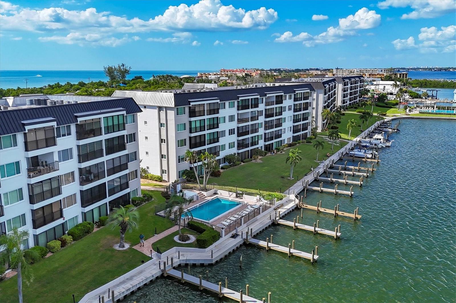 Image 33 of 53 For 9011 Midnight Pass Road 426