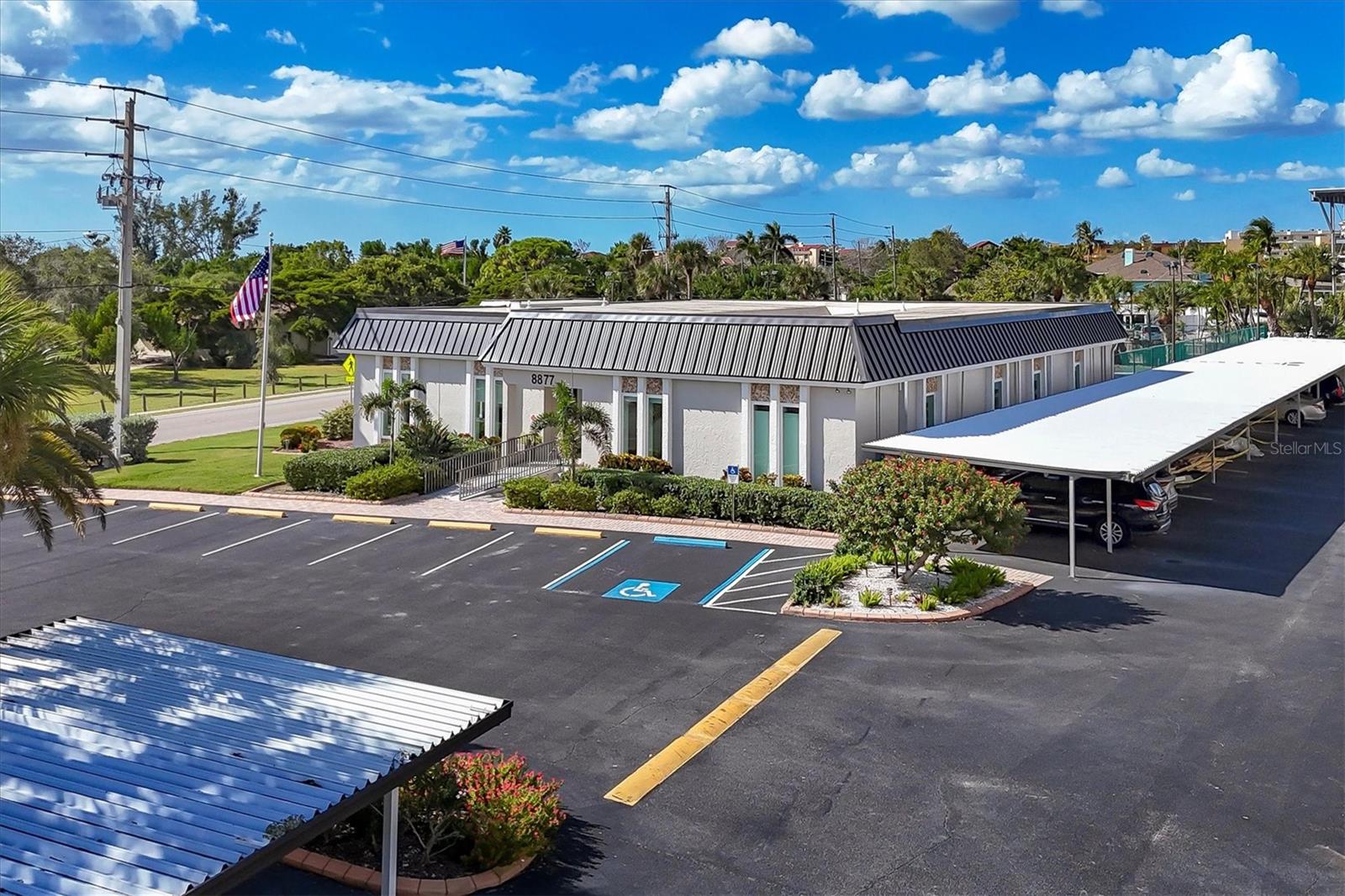 Image 37 of 53 For 9011 Midnight Pass Road 426