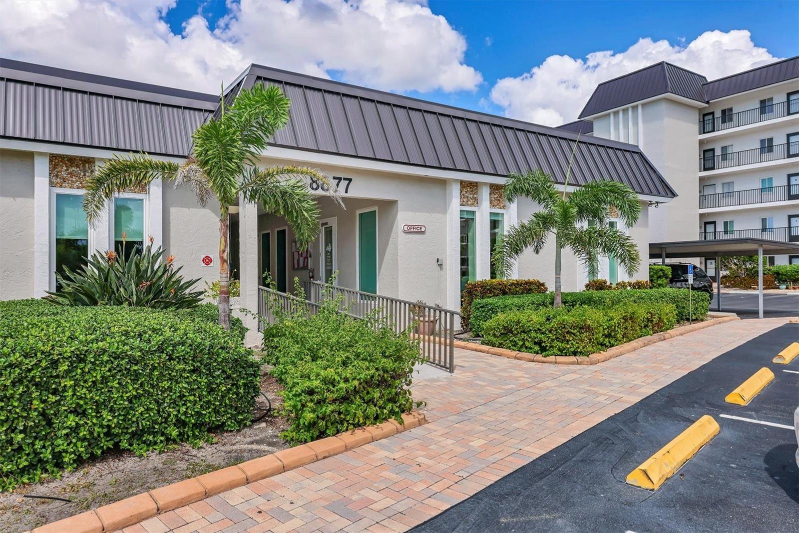 Image 38 of 53 For 9011 Midnight Pass Road 426