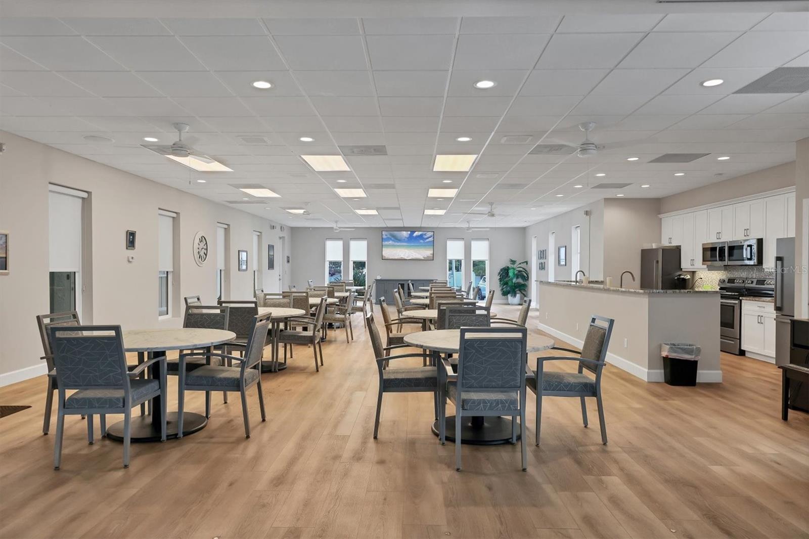 Image 40 of 53 For 9011 Midnight Pass Road 426