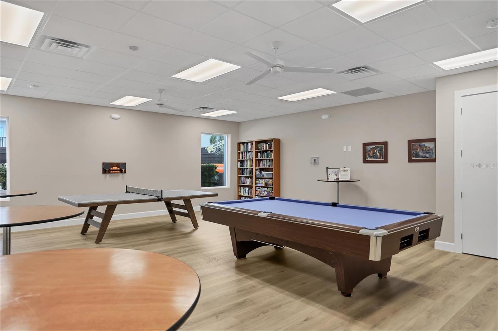 Image 42 of 53 For 9011 Midnight Pass Road 426