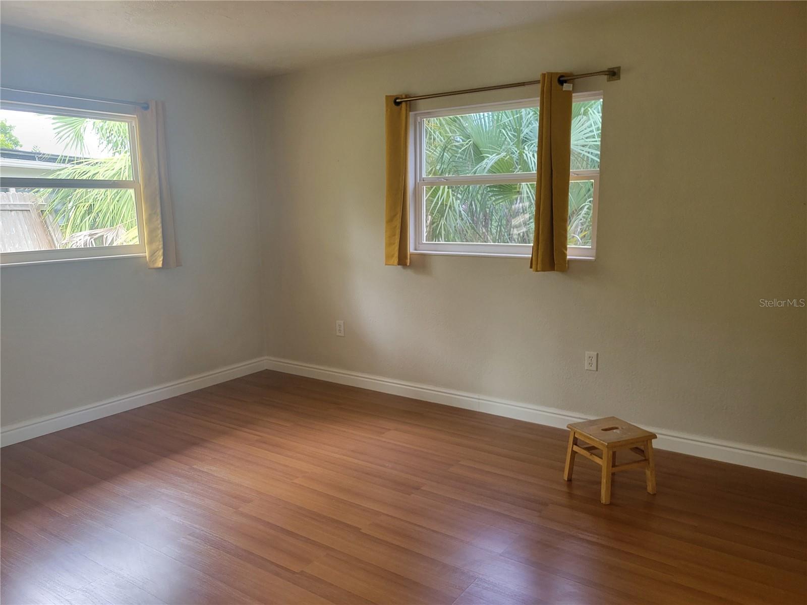 Image 10 of 13 For 362 Mcarthur Avenue