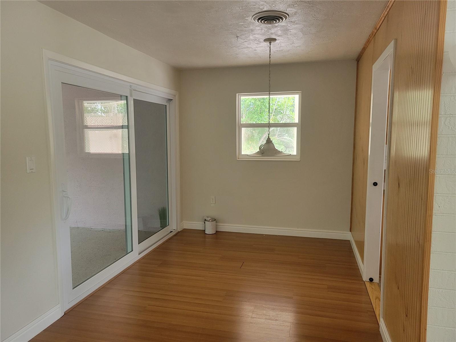 Image 3 of 13 For 362 Mcarthur Avenue