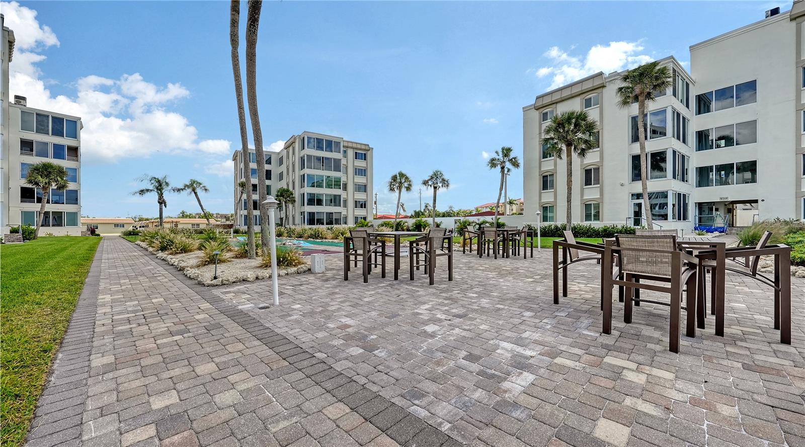 Image 33 of 53 For 6144 Midnight Pass Road 2n