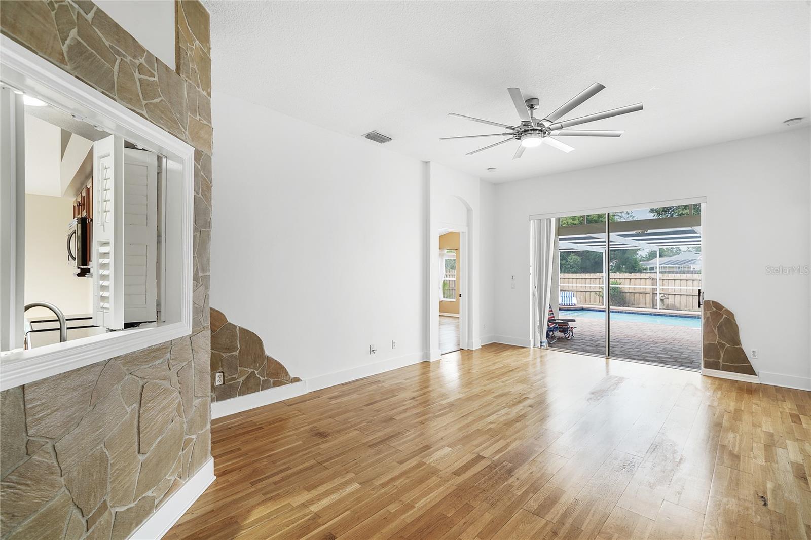 Listing photo id 9 for 1212 Lake Shore Ranch Drive