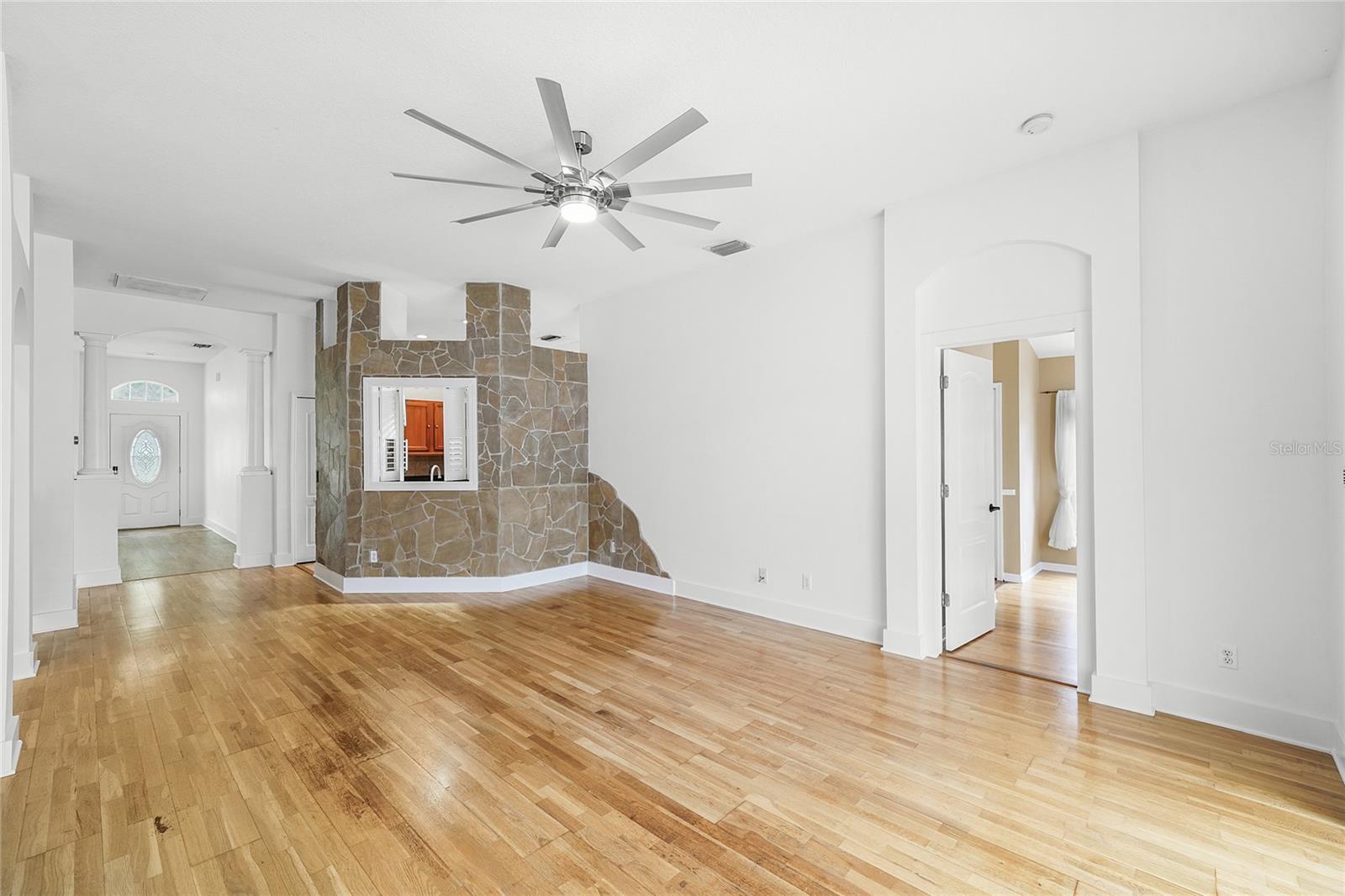 Listing photo id 11 for 1212 Lake Shore Ranch Drive