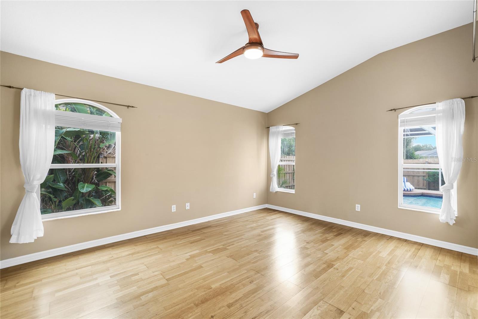 Listing photo id 12 for 1212 Lake Shore Ranch Drive