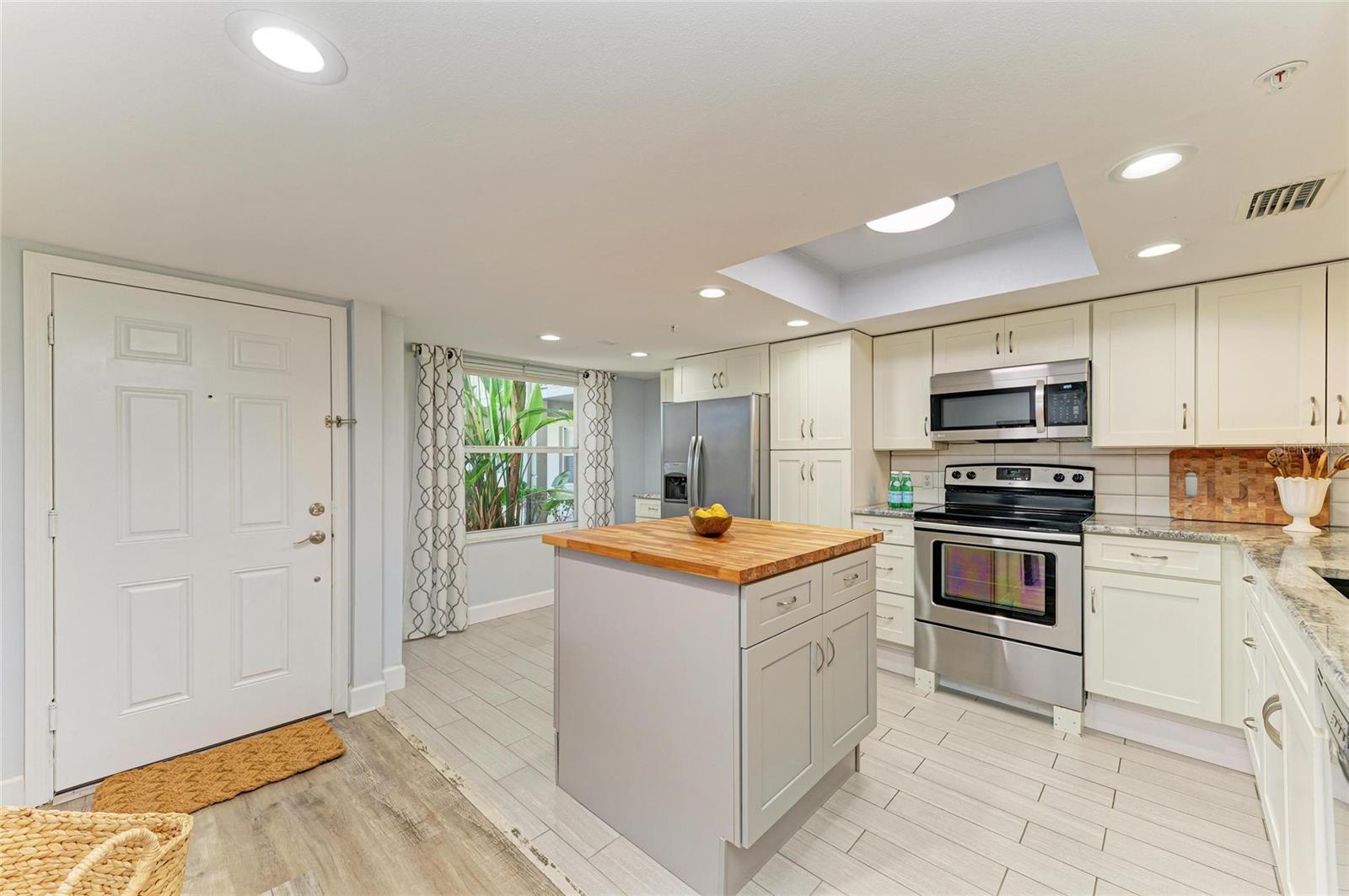 Image 4 of 50 For 9320 Clubside Circle 2104