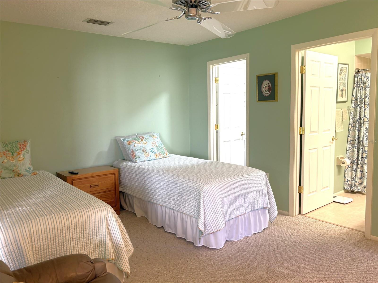 Image 9 of 22 For 4701 Village Gardens Drive 61