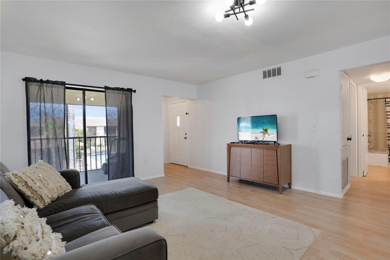 Image 6 of 31 For 2415 Bayshore Gardens Parkway 8