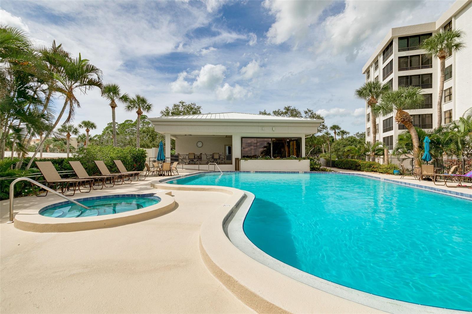 Image 36 of 54 For 8701 Midnight Pass Road 106a