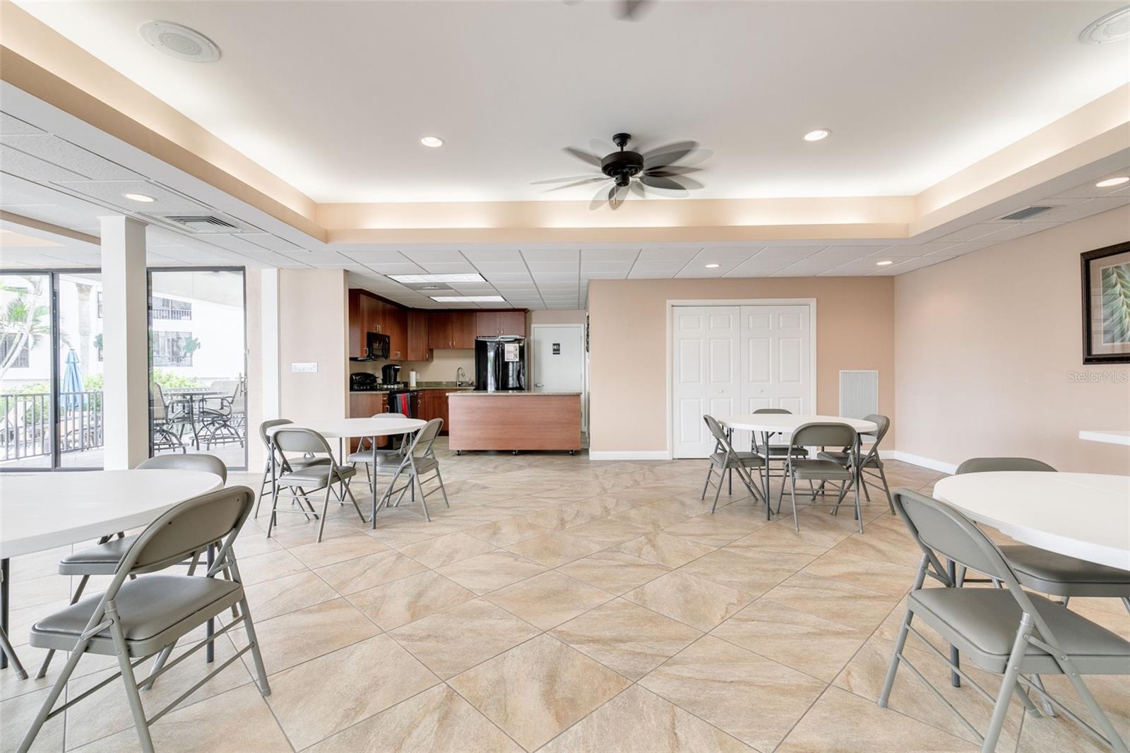 Image 38 of 54 For 8701 Midnight Pass Road 106a