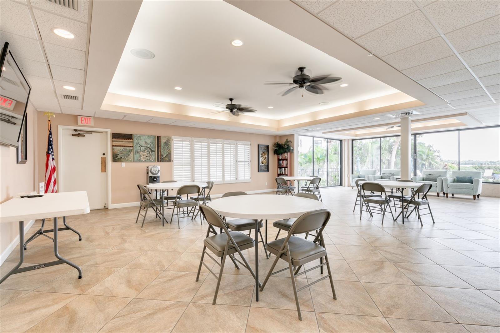 Image 39 of 54 For 8701 Midnight Pass Road 106a