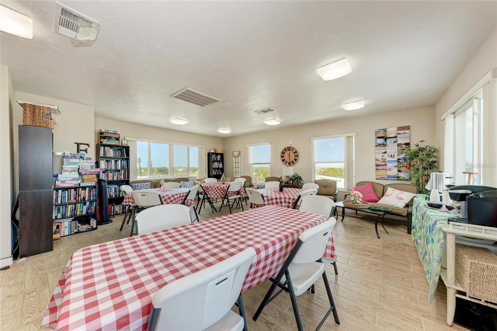 Image 18 of 20 For 4040 Ironwood Circle 401f