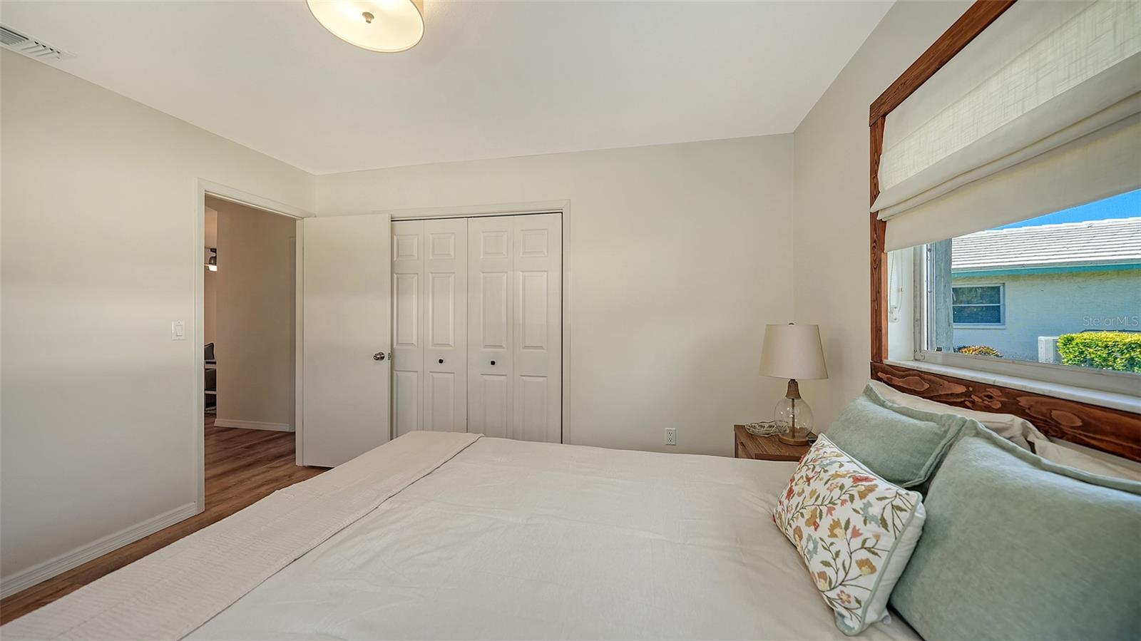 Image 21 of 25 For 902 68th Street W 902