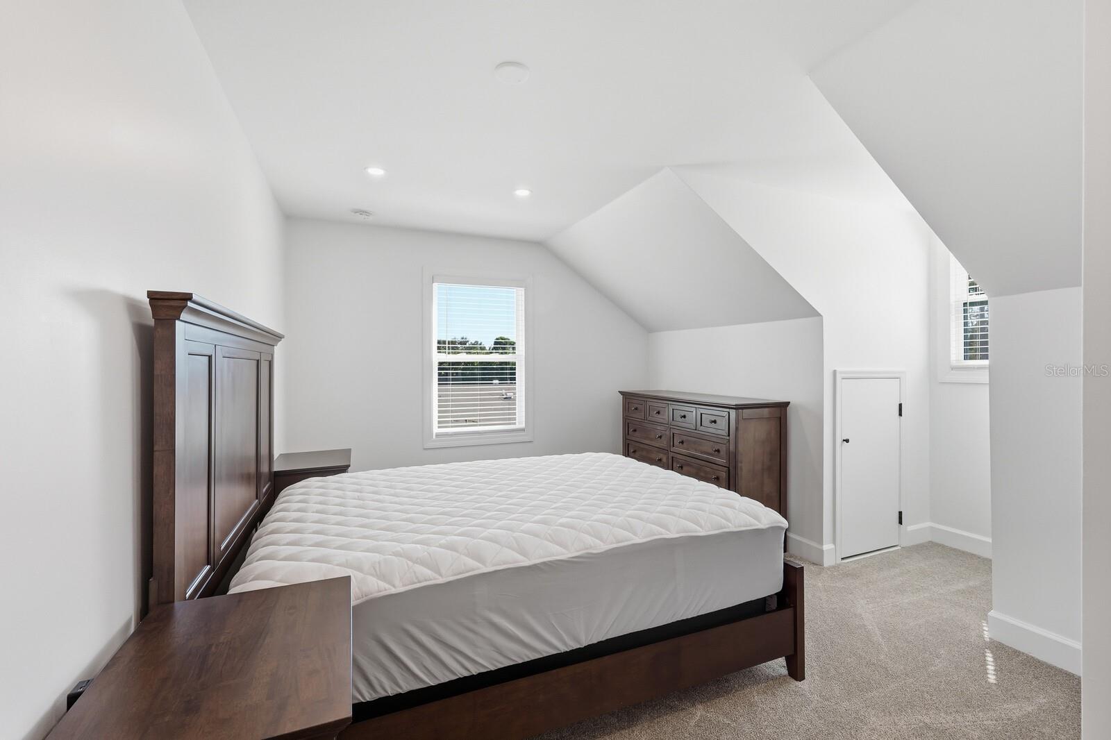 Image 34 of 89 For 5060 18th Avenue W