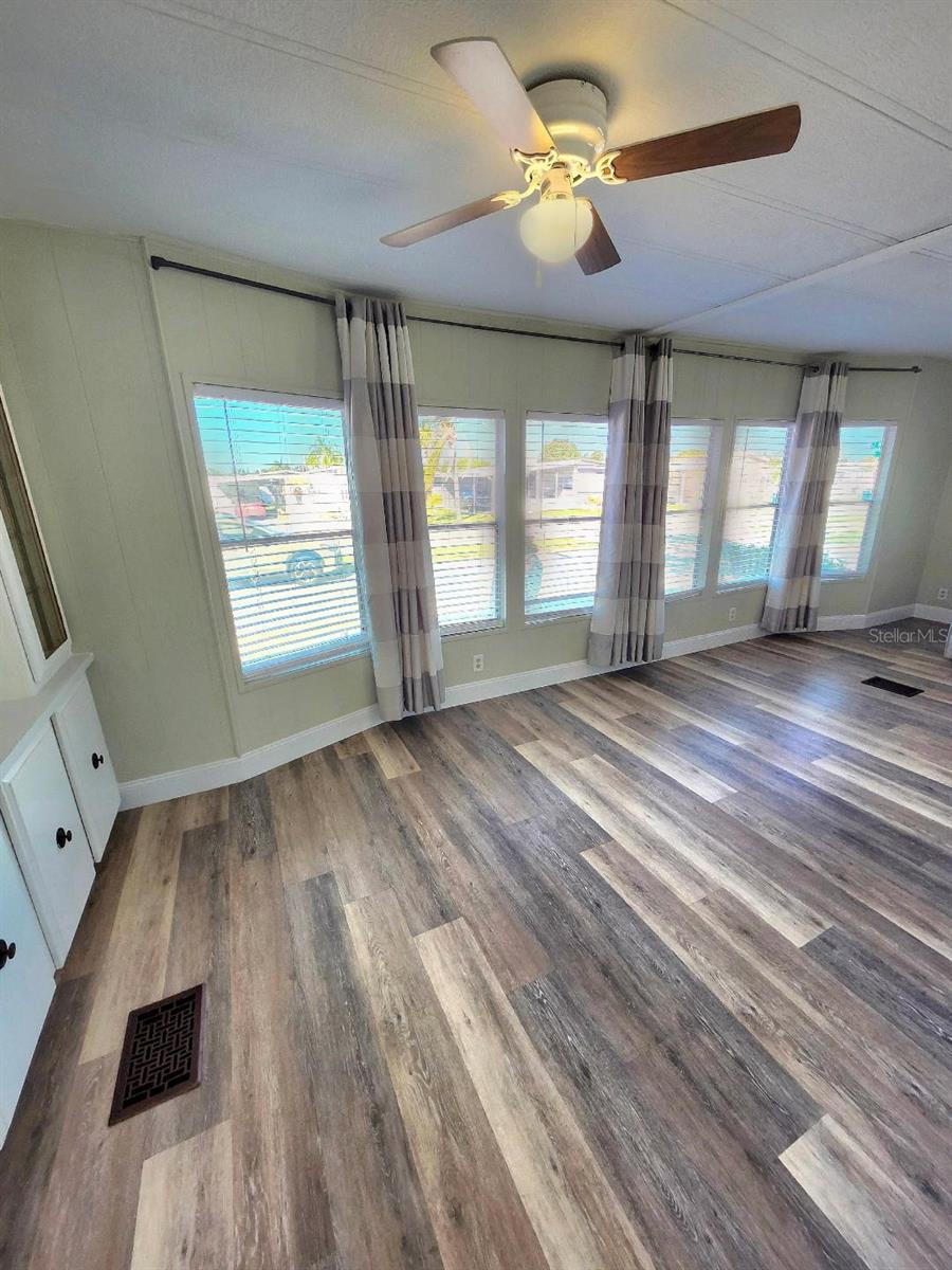 Image 16 of 55 For 416 52nd Avenue Drive W