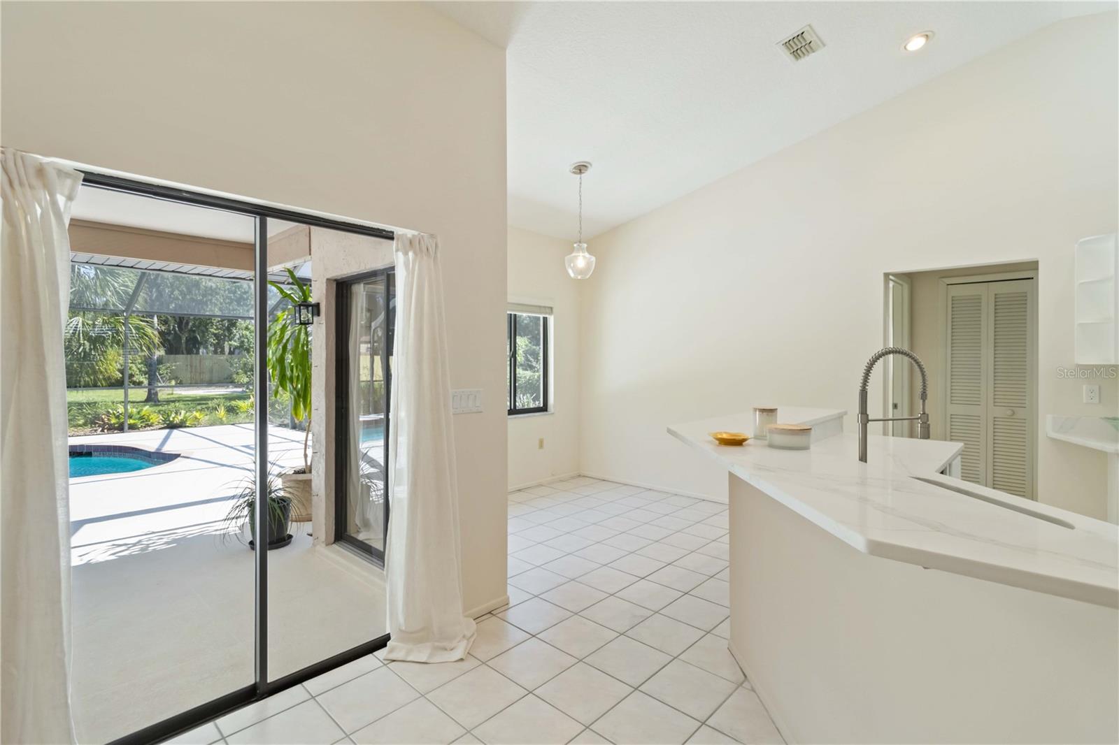 Image 14 of 48 For 5206 Woodlawn Circle E