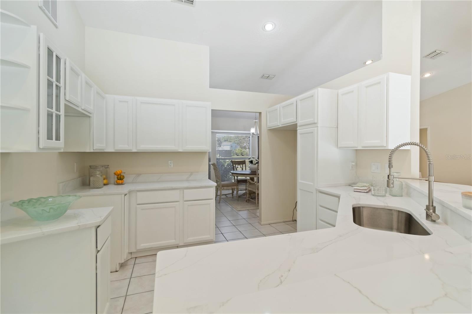 Image 17 of 48 For 5206 Woodlawn Circle E