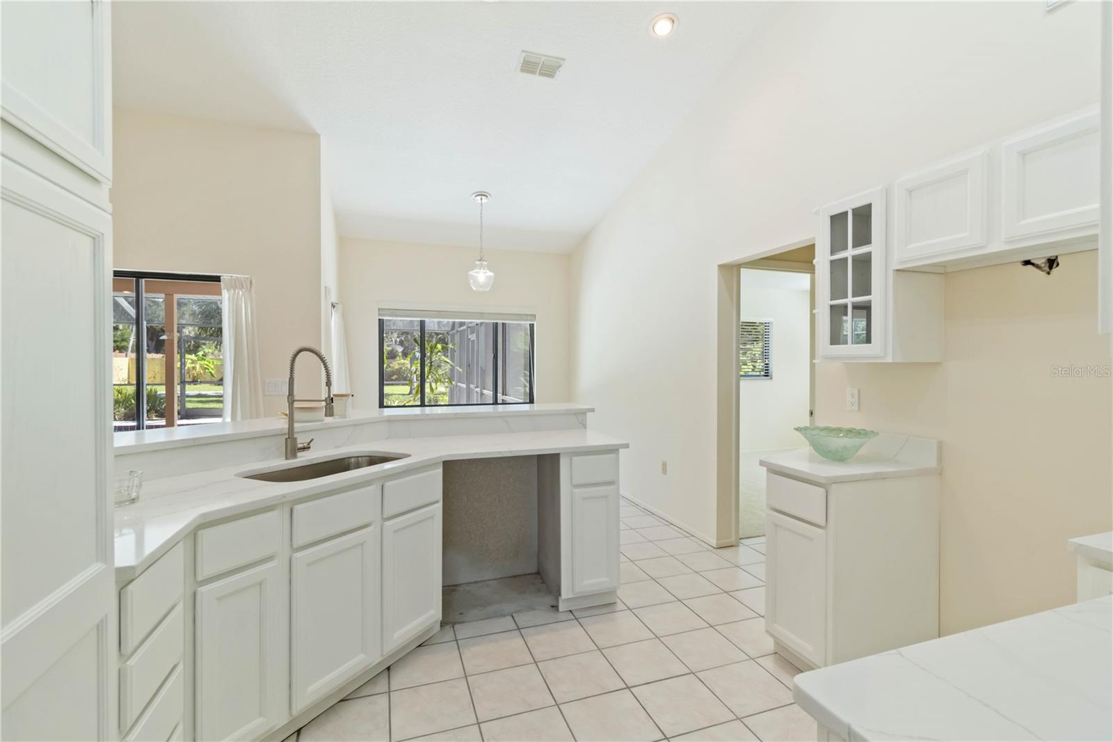 Image 18 of 48 For 5206 Woodlawn Circle E